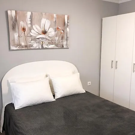 Seaside Serenity: 2-bedroom With Pool And Garden *